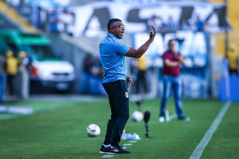 Comentarista critica insistência de Roger Machado em escolha no time do Grêmio: "Quando entra, piora" Roger