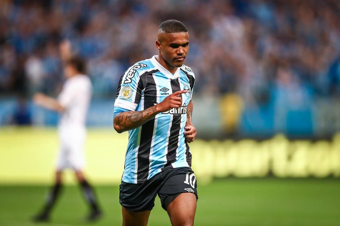 Tite revela que foi procurado por Douglas Costa para uma conversa sobre a carreira após jogador deixar o Grêmio Douglas Costa