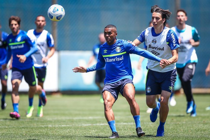 Comunicador da Rádio Atlântida critica postura de Douglas Costa ao citar Geromel: "Ele tem trajetória irretocável" Geromel Douglas Costa