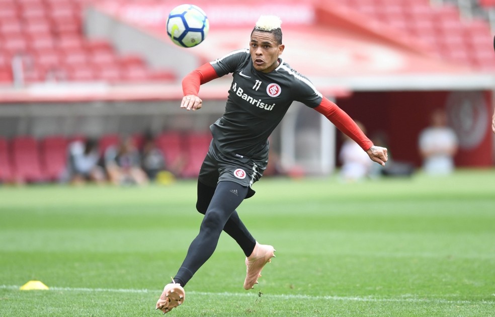 Ex-Inter, Jonatan Alvez ajuda novo clube em vitória sobre o River, mas perde gol incrível; veja o lance Jonatan Alvez