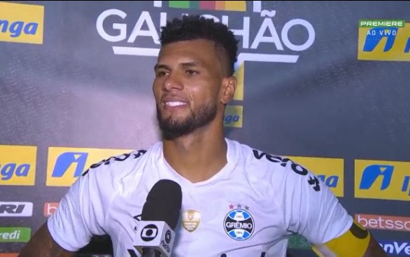 De capitão e com gol da vitória, Rodrigues exalta vitória do Grêmio de virada