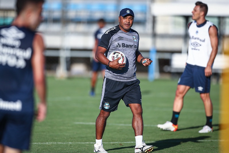 Sem poder repetir o time, Roger define o substituto de Villasanti e pode ter Ferreira na quarta-feira Grêmio