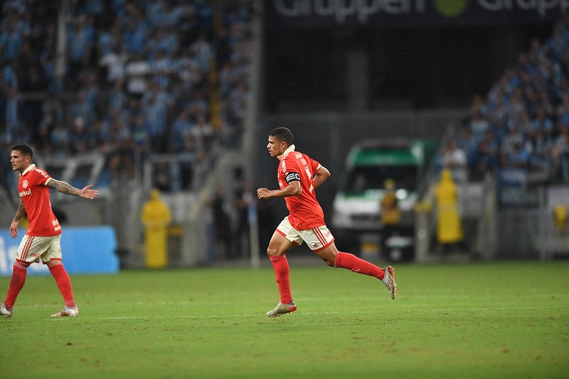 Após cobrar publicamente o elenco, Taison celebra permanência de Medina no Inter: "Vejo ele se doando no dia a dia" Taison