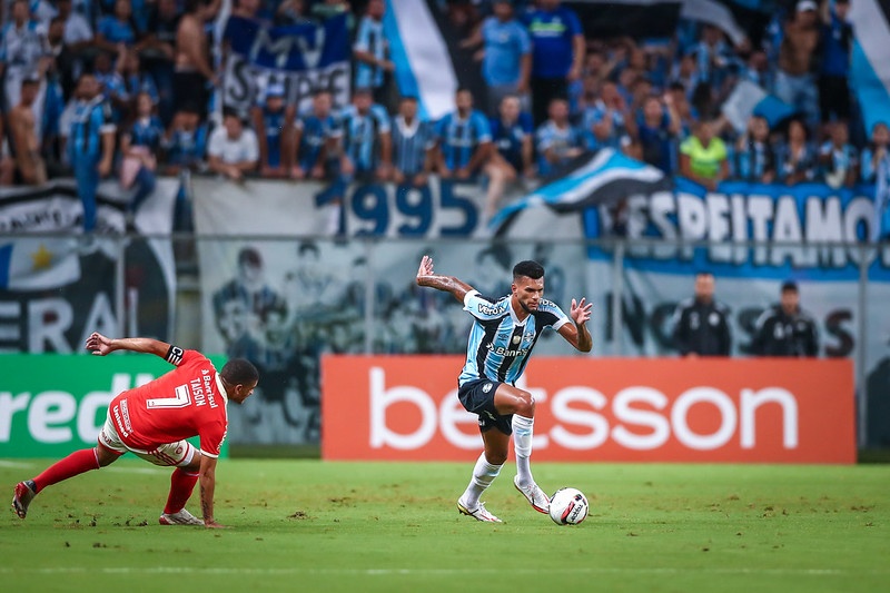 "O que tu jogou foi palhaçada": colega de Grêmio se rende ao desempenho de Rodrigues no Gre-Nal da Arena Rodrigues