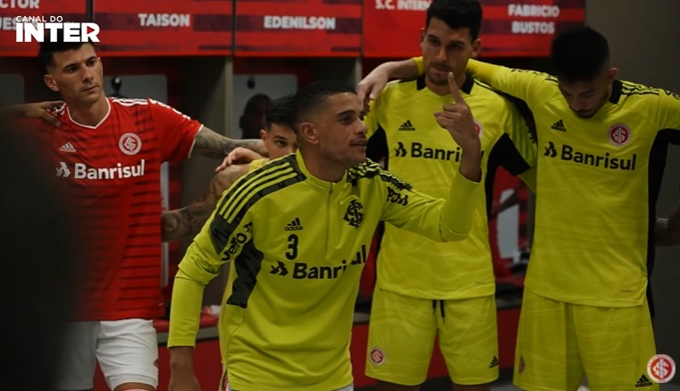 No vestiário, Taison elogia o time e discursa em prol de D'Alessandro, que brinca com o amigo: "Hoje é mais rico que eu" Inter