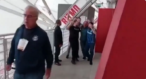 Torcedor gremista flagrado abraçando e pulando com Abrahão no Beira-Rio se diverte ao relembrar Gre-Nal: "Fomos até ele" Abrahão