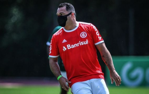 Daniel Carvalho prega saída de Medina, critica elenco e lembra Paulo Paixão: "Demitiram e ficaram com quem não ganha Gauchão" Daniel Carvalho