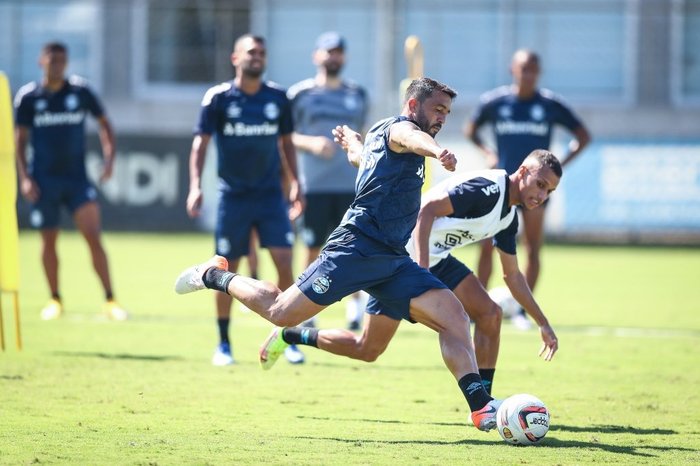 No aguardo da reestreia, Edilson encanta dirigentes do Grêmio pela entrega ao clube e apoio aos mais jovens Edilson
