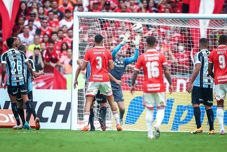 Volante do Grêmio revela quando sentiu que a vitória no Gre-Nal aconteceria e pede cautela com a vantagem: "Sem soberba" Inter Grêmio