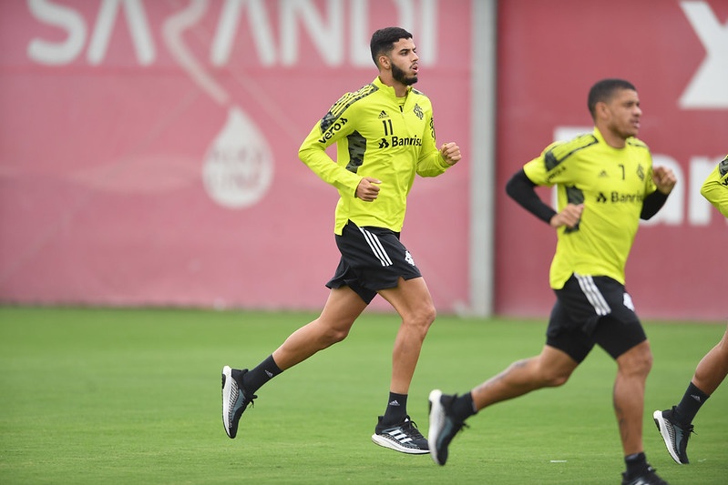 Zagueiro do Inter admite "culpa" em gol do Grêmio no Beira-Rio e celebra "fico" de Medina: "Grupo fechado com ele" Kaique Rocha