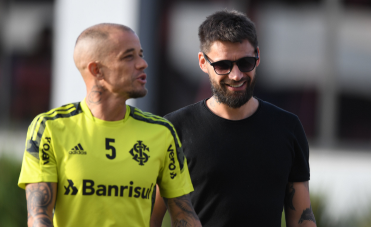 Rafael Sobis conta como se "livrou" do Grêmio para manter a história no Inter: "Fiquei perto de não poder escolher" Rafael Sobis - Inter - Grêmio
