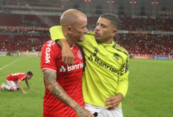 Taison sente a mesma emoção de D'Alessandro e homenageia amigo após Gre-Nal: "Suas lágrimas são as minhas" TAISON D'ALESSANDRO