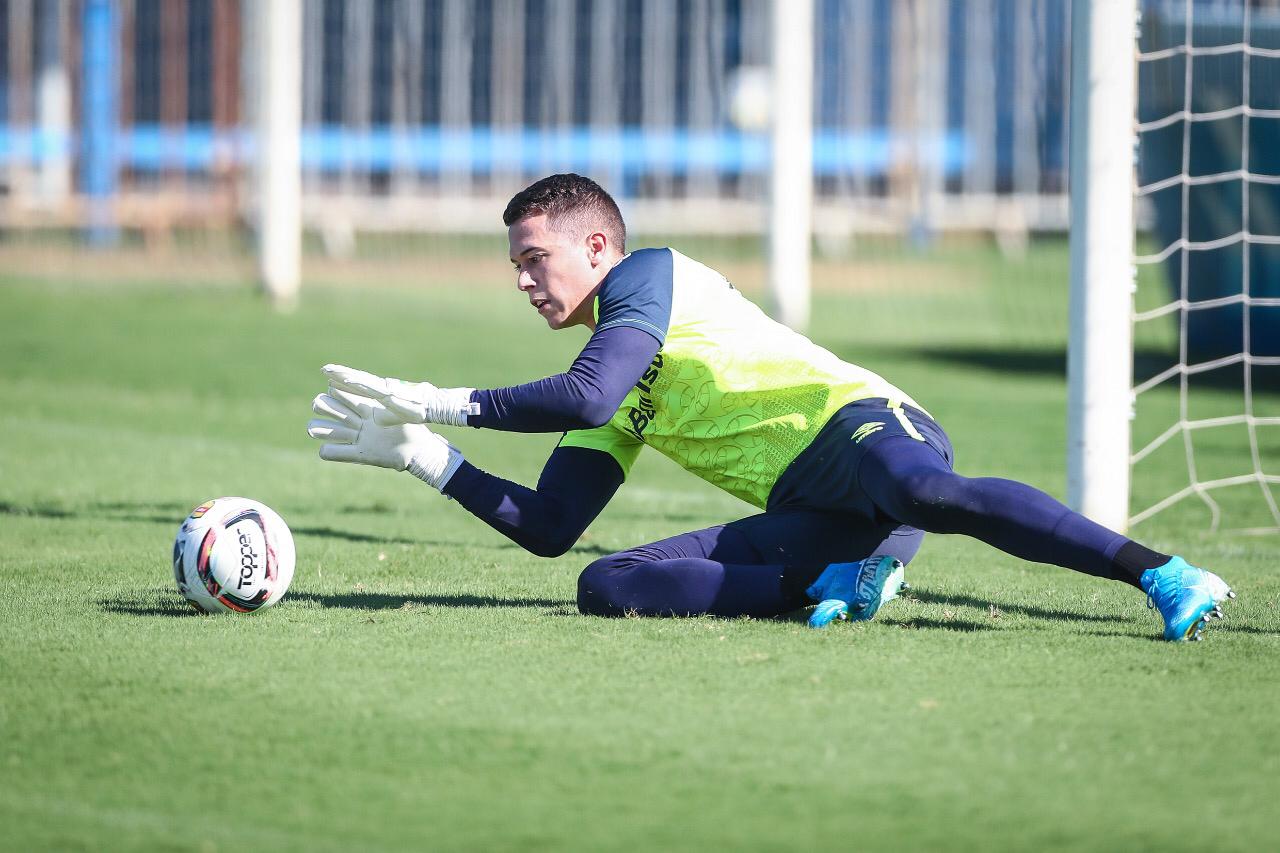 Em alta após fim do "rodízio", Brenno se destaca em treinamento do Grêmio com grande defesa; veja o lance Brenno
