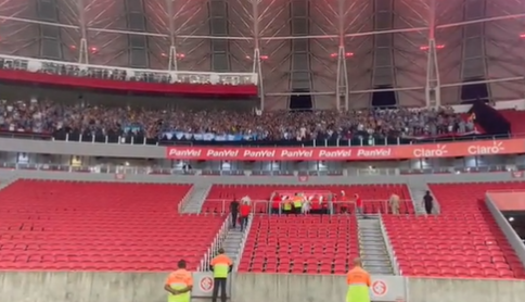 Vídeo mostra novo arremesso de cadeiras da torcida visitante, e dirigente do Inter lamenta: "Entendo a tristeza deles" Cadeiras
