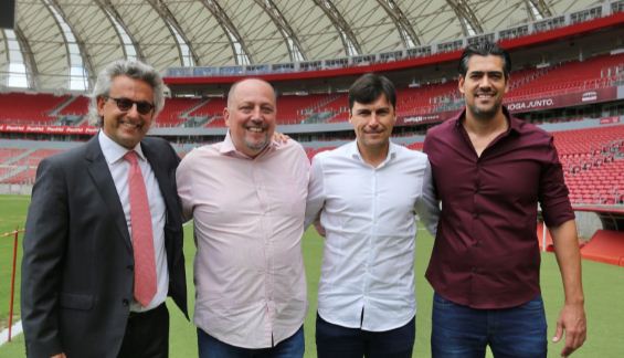 Após desembarcar com gritos de "vergonha", Inter deve anunciar saída de Medina; novo técnico será brasileiro e três nomes são cotados Inter