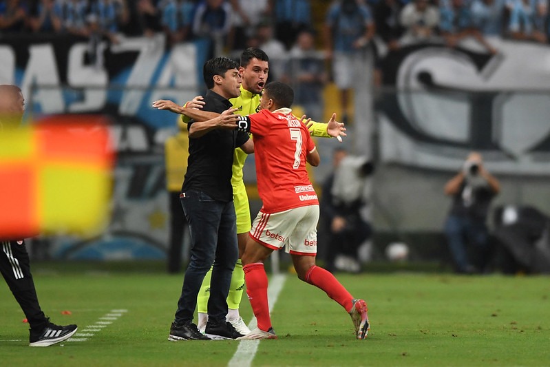 Mantido no cargo, Medina comenta desabafo de Taison e vê atuação como modelo: "Honrar a camisa como fizemos hoje" Medina