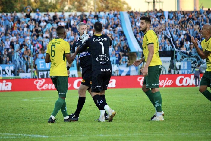Lateral-esquerdo do Ypiranga é oferecido à dupla Gre-Nal, mas só Inter demonstra interesse: "Tivemos reunião" Ypiranga