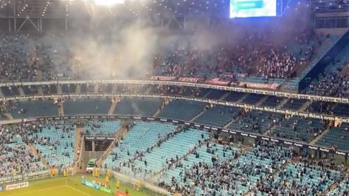 Torcedores colorados arremessam rojões e sinalizadores em direção ao setor mandante da Arena; assista Rojões