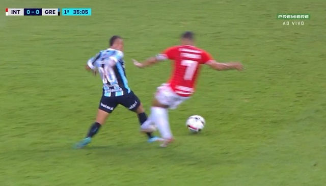 Comentarista de arbitragem diz que Taison deveria ter sido expulso no 1° tempo do Gre-Nal: "Lance pra vermelho" Taison