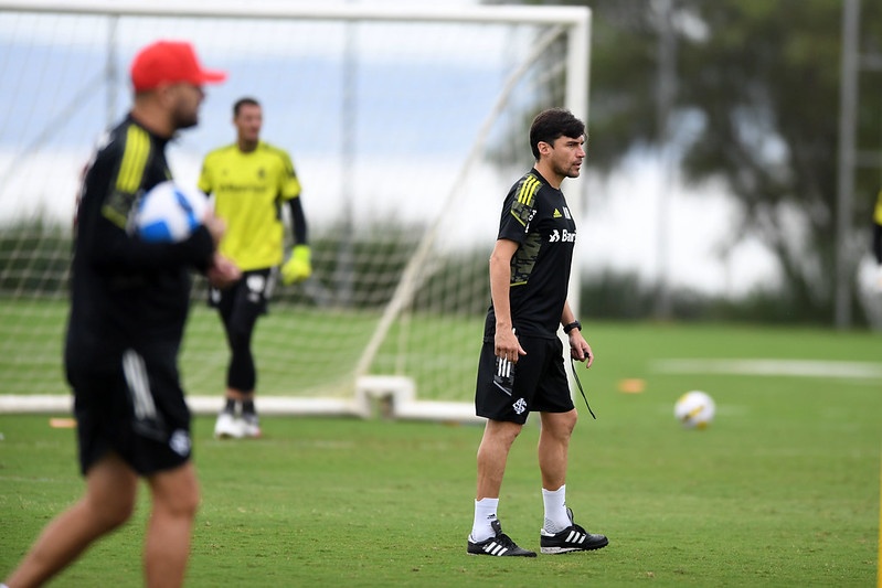 Com problemas na defesa, veja provável escalação do Inter, horário e transmissão contra o Guaireña Inter