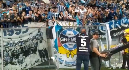 Abrahão celebra título com a torcida, fala de reforços e dispara sobre Gauchão: "Ruim é não jogar a final" Abrahão Grêmio