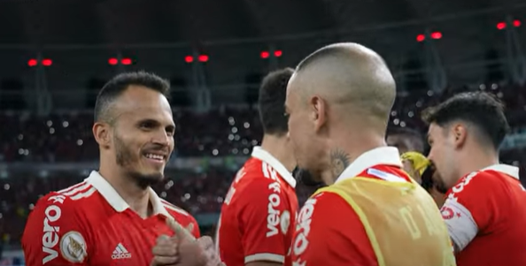 Após ganhar recado especial de D'Alessandro, Renê se manifesta sobre estreia com vitória no Inter: "Muito feliz" D'Alessandro Renê