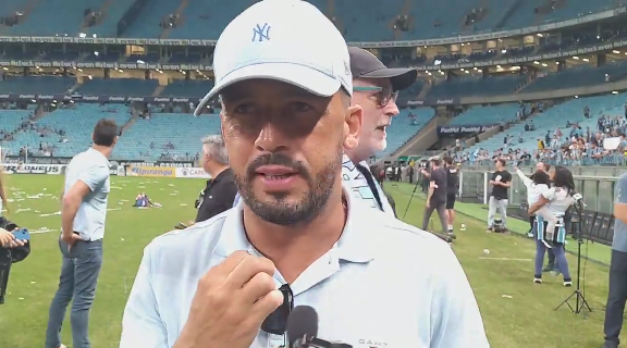 Rodrigues topa continuar na lateral, e Edilson projeta reestreia pelo Grêmio após título: "Fazer uma grande Série B" Edilson