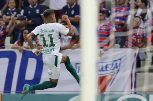 Ex-Grêmio, Everton Cardoso conta com a sorte e faz bonito gol em vitória do Cuaibá na Série A; assista Everton