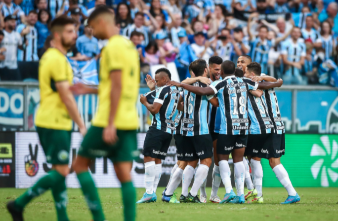 Grêmio diz que o patrão do RS é azul, brinca com Diego Souza e lembra rival: "Tragam cavaco, tragam pagode" Grêmio