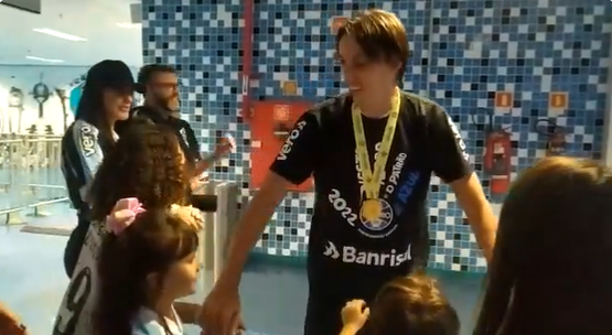 "Estagiário de Direito", Geromel chega a 10 títulos pelo Grêmio e protagoniza momento família após conquista do Gauchão Geromel