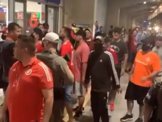 Antes de sequência em casa, Inter chega de Belo Horizonte pressionado por torcedores no aeroporto; veja vídeo Inter