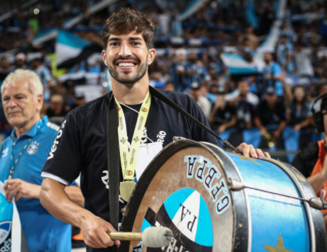 Pé descalço, instrumento da torcida e bebida dentro da taça: como Lucas Silva festejou o penta do Grêmio Lucas Silva