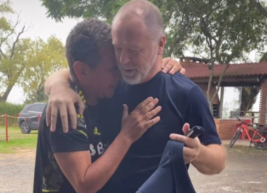 Vídeo: Mano Menezes abre sorriso ao encontrar funcionários do Inter e diz que "sabia que o dia chegaria" Mano Menezes Hoje