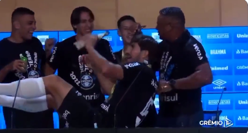Roger leva "banho" dos jogadores, conta história hilária de Geromel e diz como o Grêmio chega para a Série B Roger banho