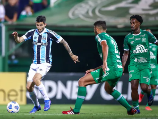 Chapecoense aceita empate, diz que Grêmio é "muito favorito" e avisa que briga apenas para não cair para a C Chapecoense