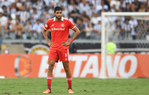 Com Kaique Rocha de fora por cinco semanas, saiba como está a situação de cada um dos zagueiros do Inter kaique rocha