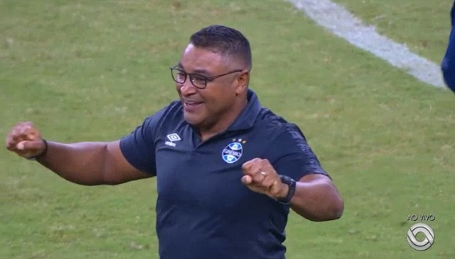 No gramado, Roger se emociona com primeiro título treinando o Grêmio: "Confirmação da minha história no clube" Roger