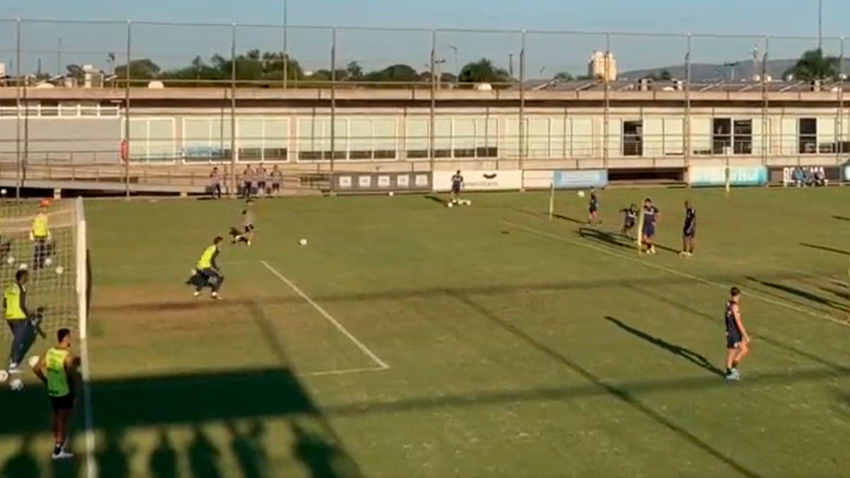 Aproveitamento ruim em finalizações durante treinamento do Grêmio chama a atenção de repórter; veja vídeo Treino