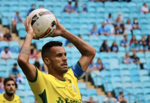 Lateral do Ypiranga recebe visita de ex-jogadores do Inter antes da final contra o Grêmio: "Que honra, obrigado pelas palavras" Ypiranga