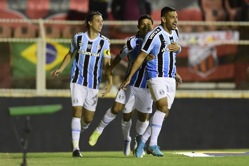 Pai de Diego Souza diz temer chance do imortal não subir para a Série A