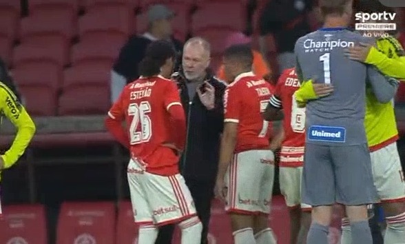 Gabriel diz o que faltou para o Inter em empate com o Avaí; vídeo mostra Mano orientando Estêvão pós-jogo WhatsApp Image 2022-05-01 at 21.22.39
