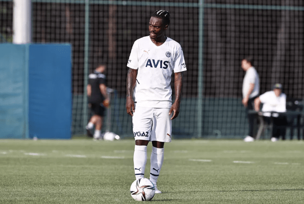 Em alta com Jorge Jesus, ex-gremista Lincoln estreia marcando gol com a camisa do Fenerbahçe; confira o lance Lincoln