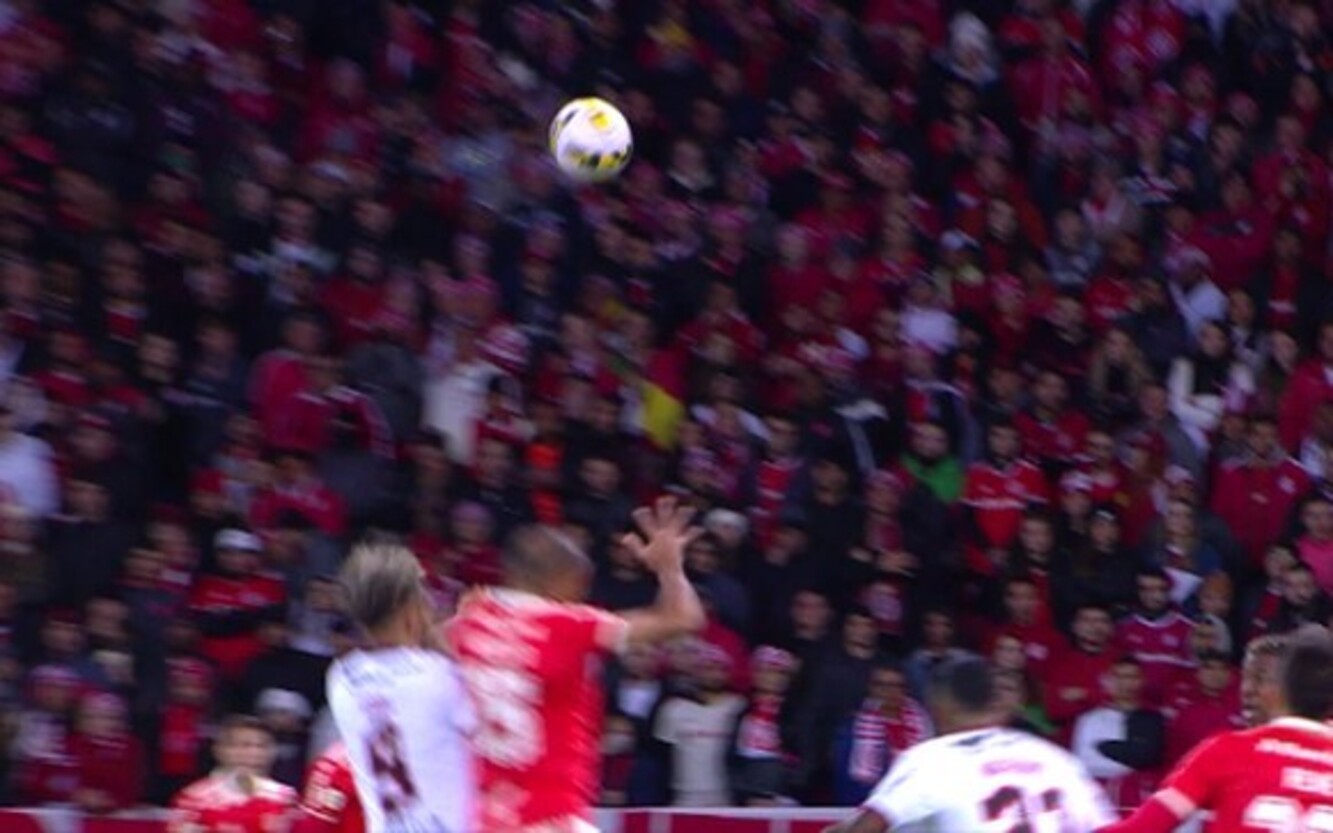 "Não tem jogada faltosa": ouça os áudios do VAR sobre os lances polêmicos da vitória do Inter contra o Flamengo VAR INTER FLAMENGO