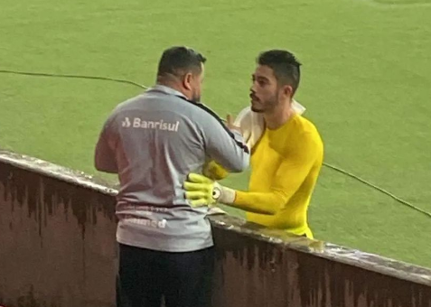 Torcedor do Inter leva faixa de apoio, emociona Daniel e revela conversa com o goleiro: "Olhos estavam marejados" DANIEL
