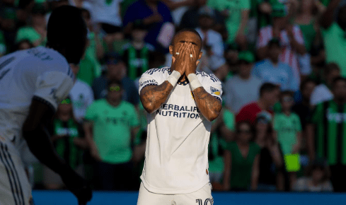 Douglas Costa perde a cabeça e é expulso após agredir ex-jogador do Inter nos Estados Unidos; assista Douglas Costa