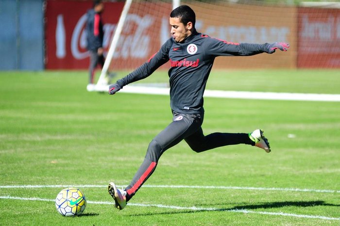 Últimas do Inter: atacante sai carregado de treino, acordo frustrado com William e mensagem a Galvão Bueno William