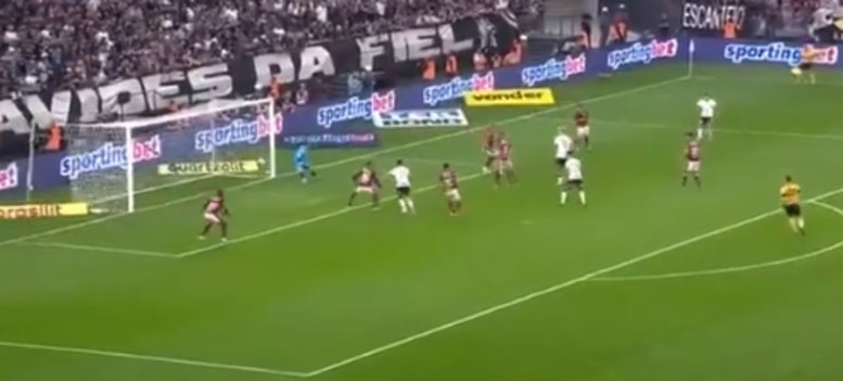 Ex-Inter, Rodinei se atrapalha em cruzamento e faz gol contra na vitória do Corinthians sobre o Flamengo; assista Rodinei