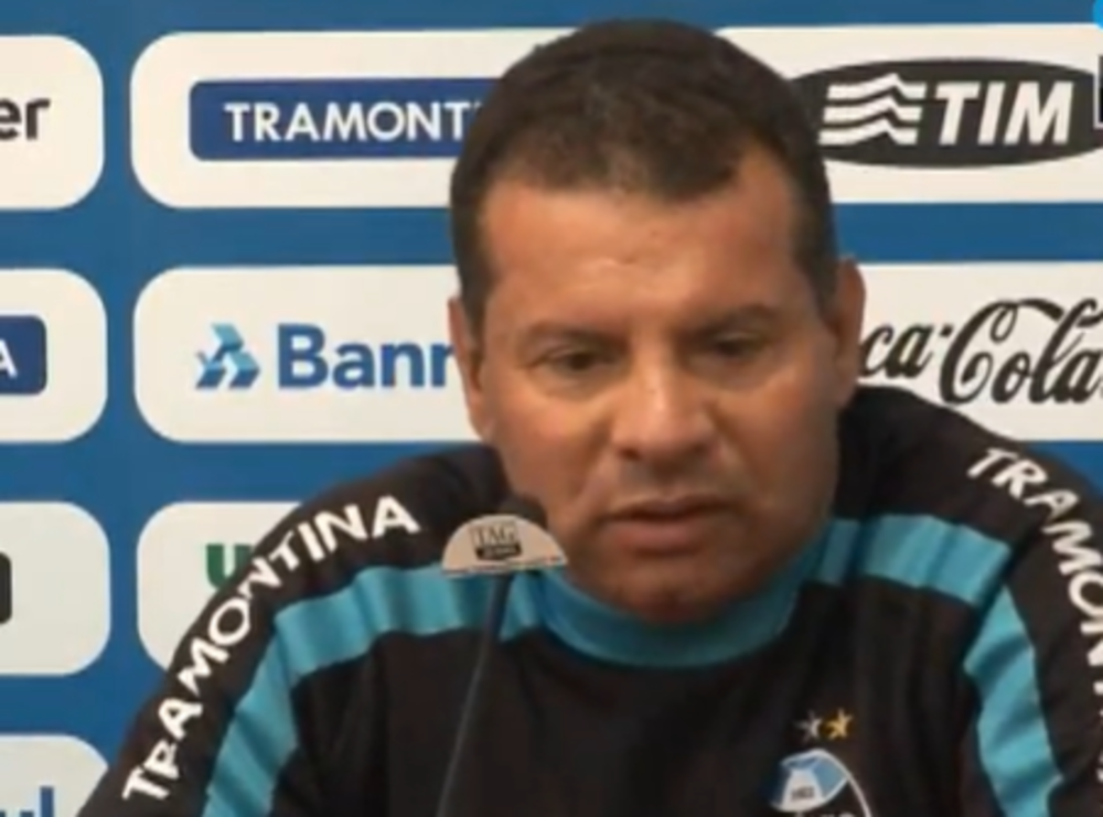 Apresentadora relembra "furo" em coletiva no Grêmio pré-Gre-Nal que irritou Celso Roth: "Ele queria me matar" Celso Roth