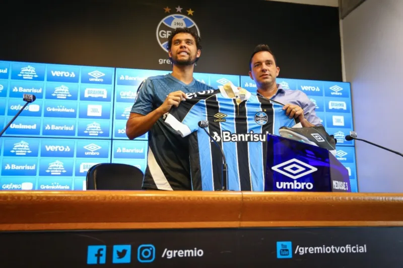 Victor Ferraz vê Série B indefinida, lamenta não ter jogado com a Arena cheia e nega mágoa com o Grêmio