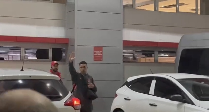 Após cartão vermelho: vídeo mostra Gabriel pedindo desculpas aos torcedores antes de deixar o Beira-Rio 4EFBE3E0-279E-4E06-8D7C-01ADC21D2295